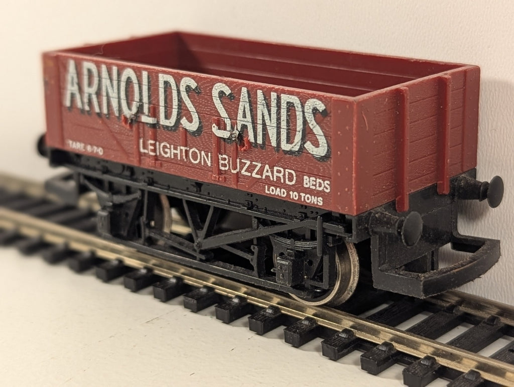 Hornby OO Gauge 5 Plank Open Wagon – “Arnolds Sands”