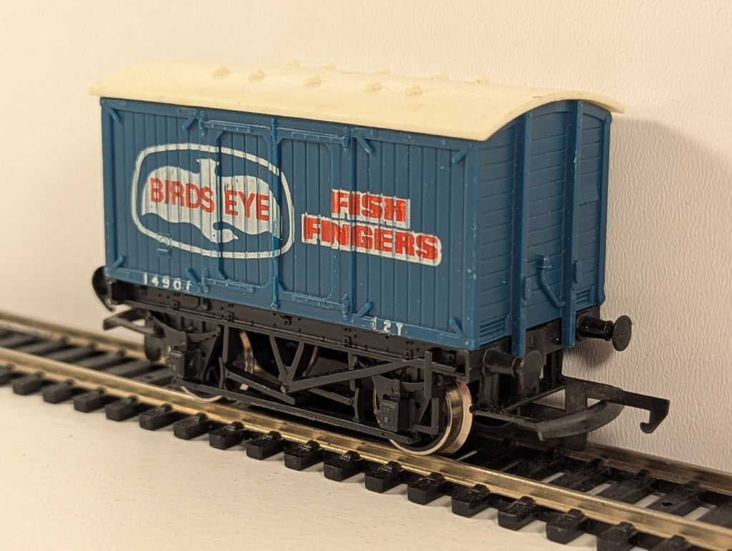 Hornby R105 OO Gauge Birds Eye Fish Fingers Van