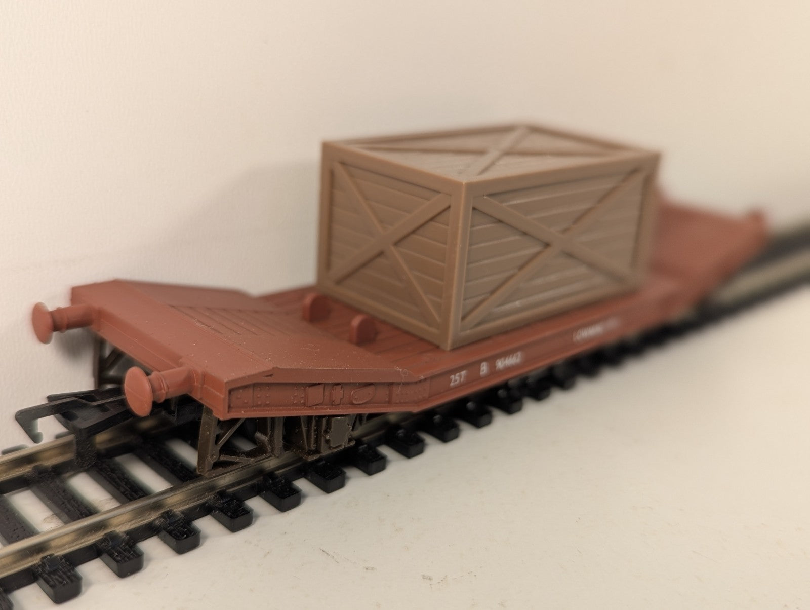 Airfix 54330 OO Gauge 25 Ton Lowmac Machine Wagon with Crate Load