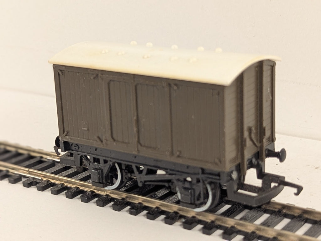 Hornby OO Gauge Ventilated Van (Troublesome Truck) Rolling Stock Brown R9290