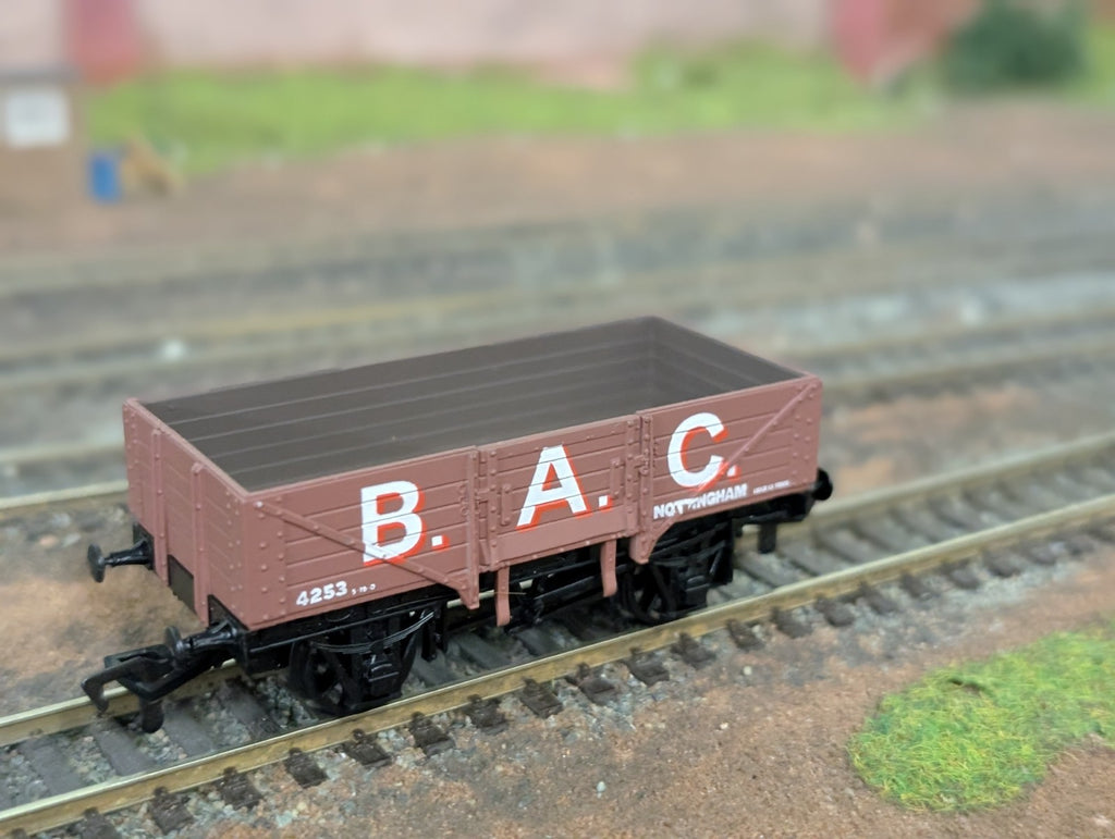 Mainline Railways OO Gauge B.A.C. Nottingham 5 Plank Coal Wagon No. 4253