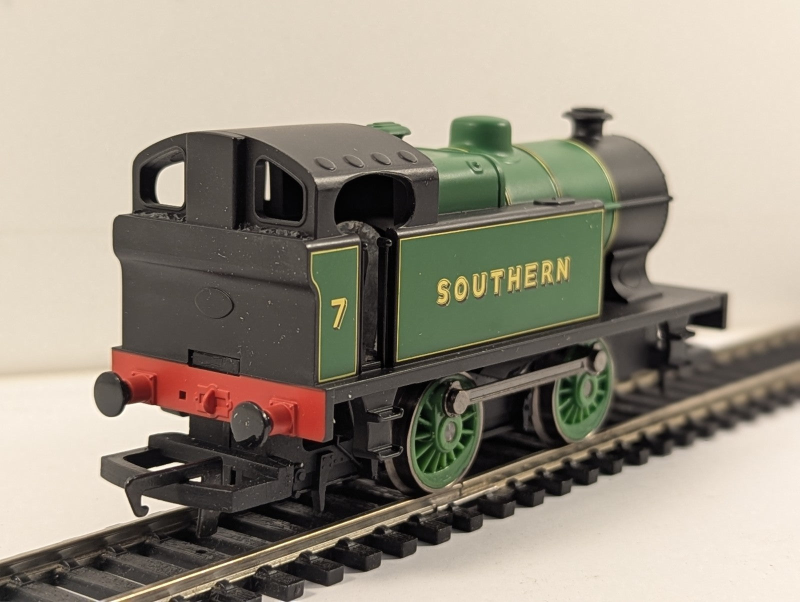 Hornby OO Gauge Southern 0-4-0T Industrial Locomotive 7 Southern Green