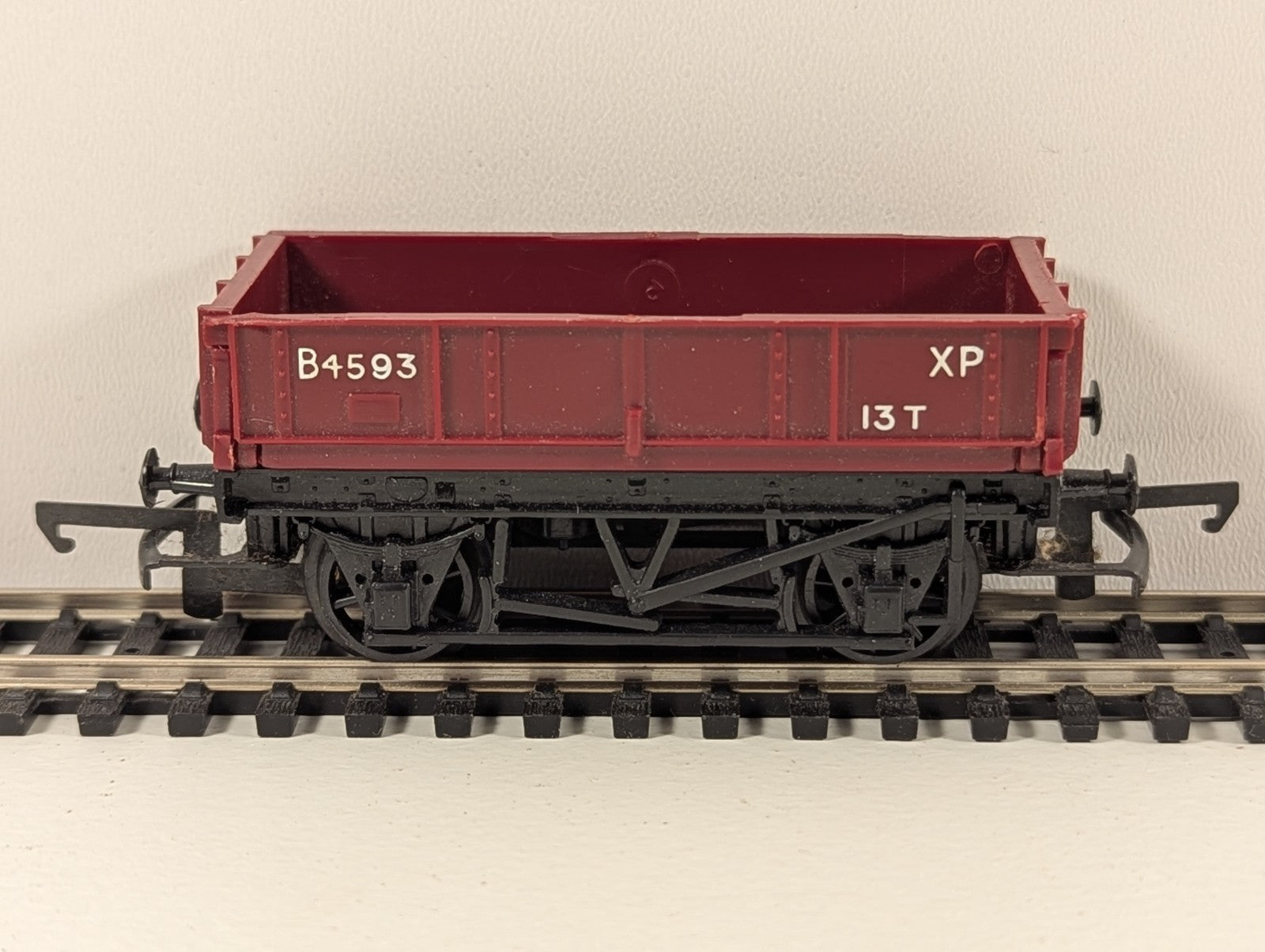 Tri-ang Railways R113 13-Ton Drop-Side Goods Wagon B4593 – OO Gauge