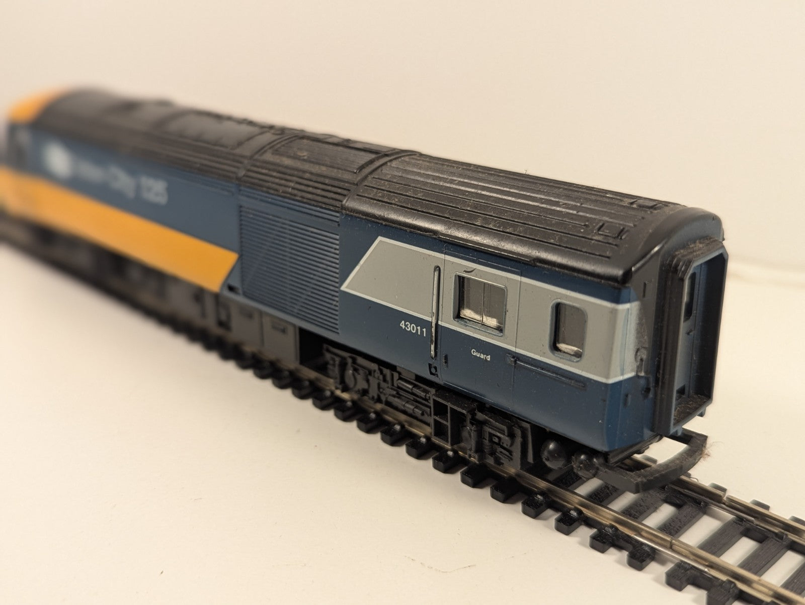 Hornby R332 OO Gauge Class 43 Dummy Car 43011 – InterCity Livery