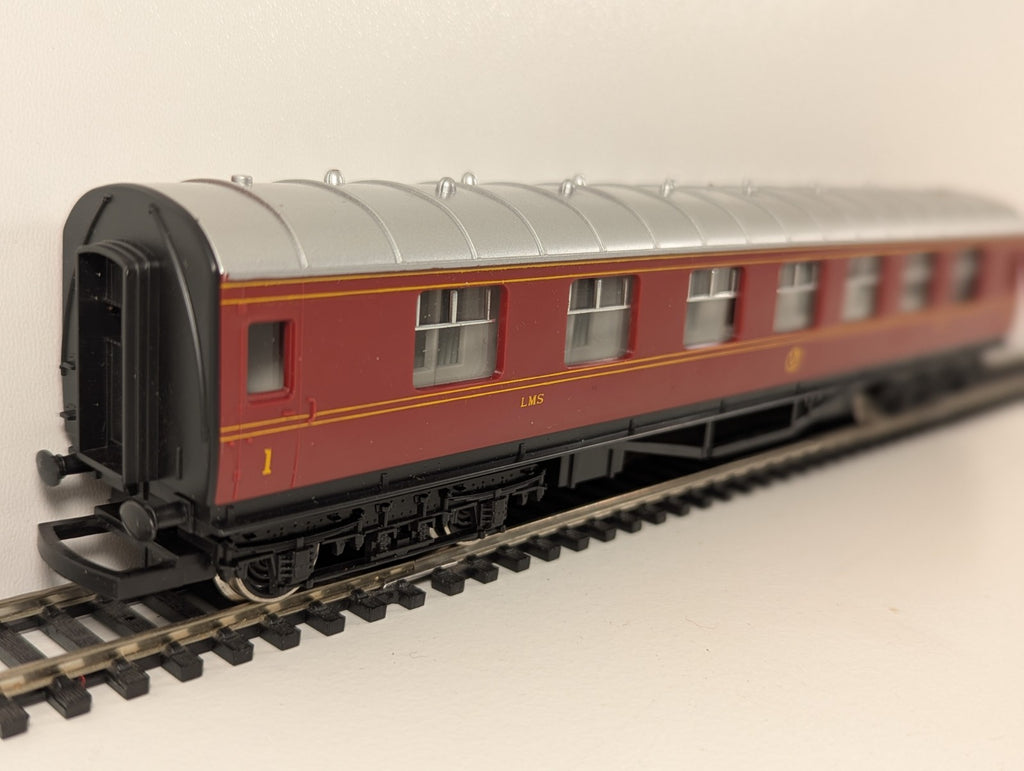 Hornby R433 LMS Stanier Composite Coach 3934