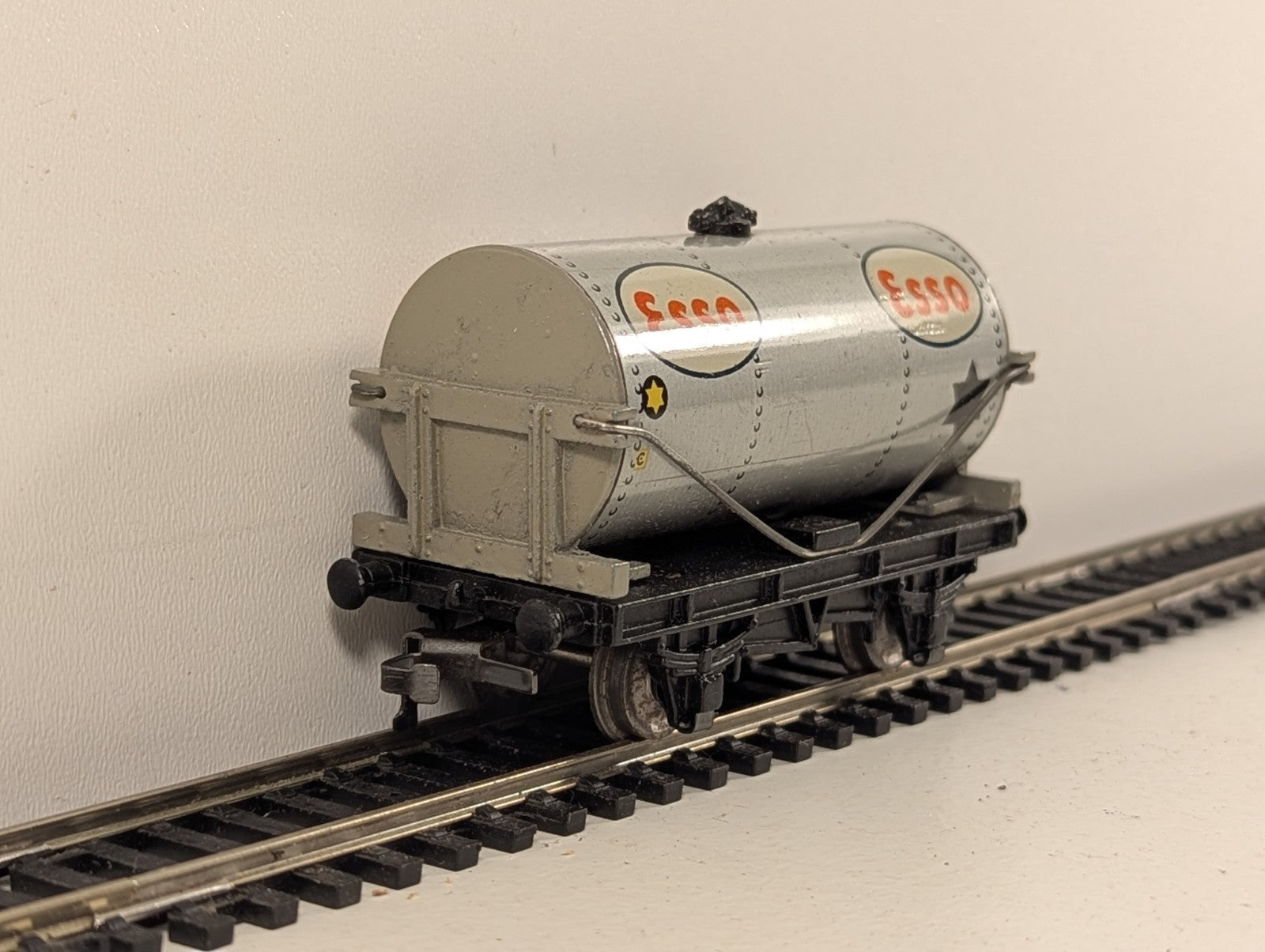 Hornby Dublo 32081 OO Gauge D1 ESSO Petrol Tank Wagon - Boxed