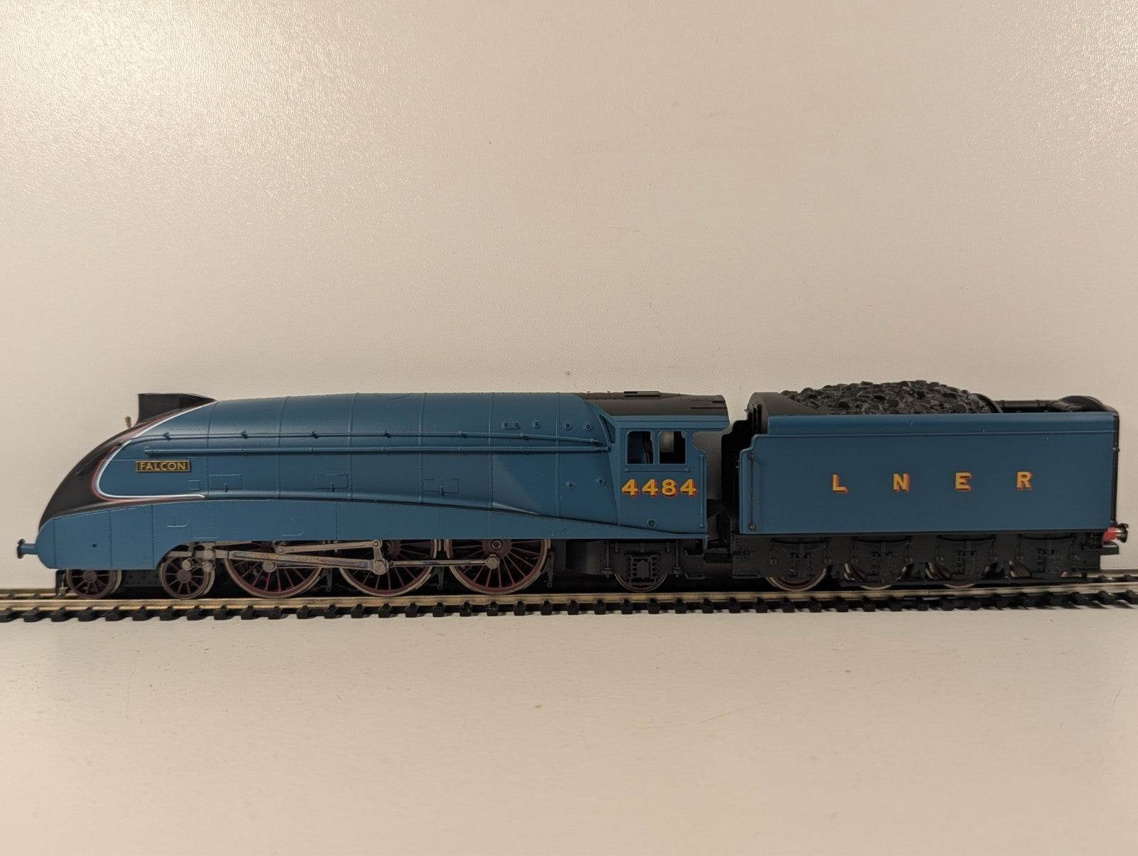 Hornby R2779 DCC Ready LNER Class A4 Pacific Falcon - Boxed