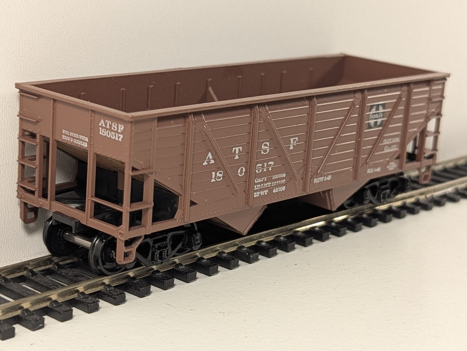 Athearn HO Gauge Santa Fe 34ft Twin Bay Hopper 180517