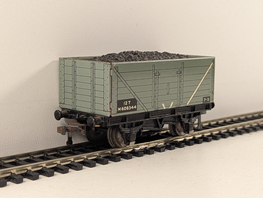 Hornby Dublo 32055 OO Gauge 7 Plank Open Wagon with coal load - damaged box