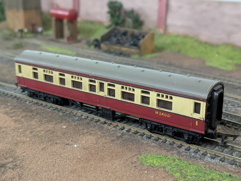 Tri-ang R29 OO Gauge BR Main Line Composite Coach M24001