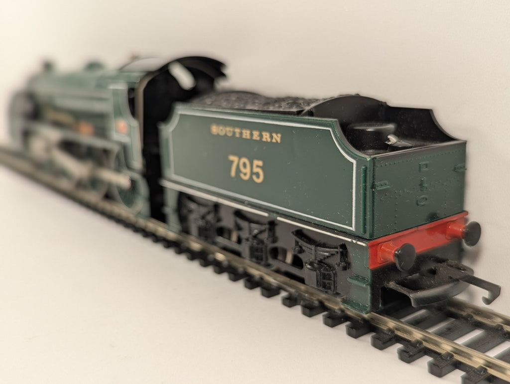 Hornby OO Gauge Class N15 King Arthur Class 'Sir Dinadan' Steam Locomotive 795