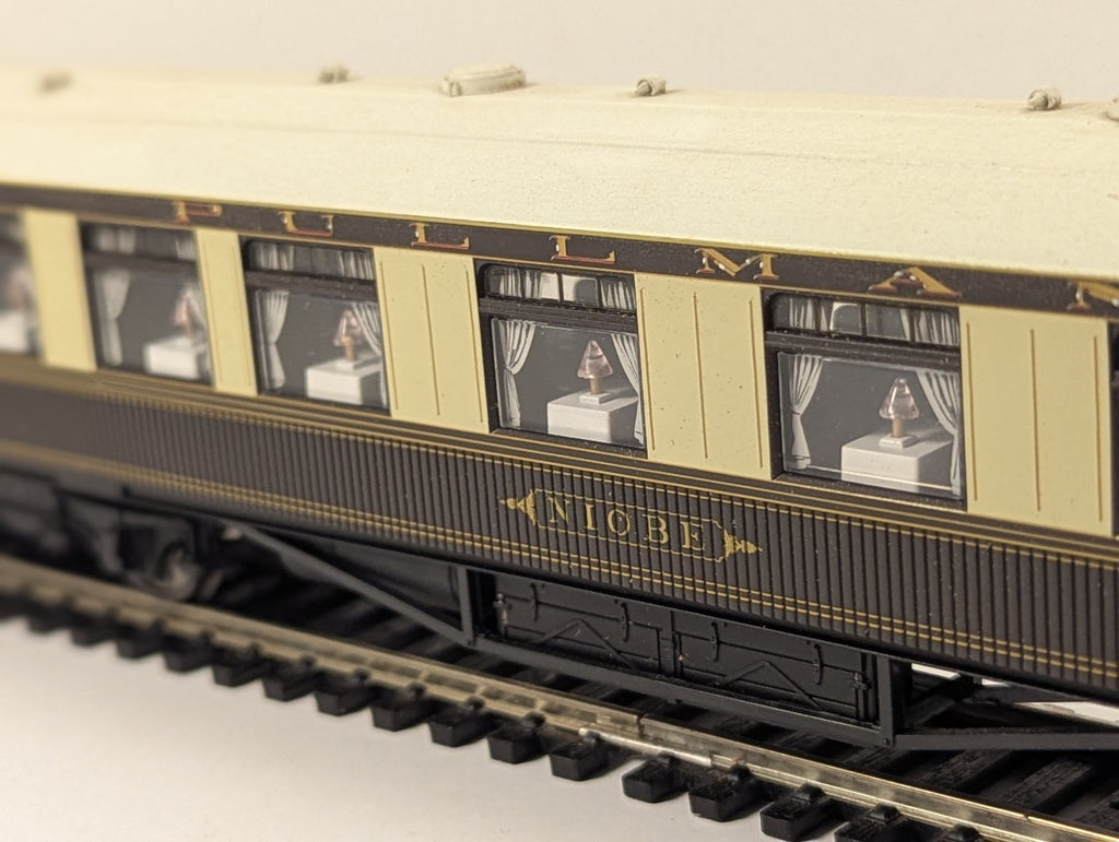 Hornby OO Gauge Pullman Parlour Car 'Niobe' Passenger Coach - Lights Up