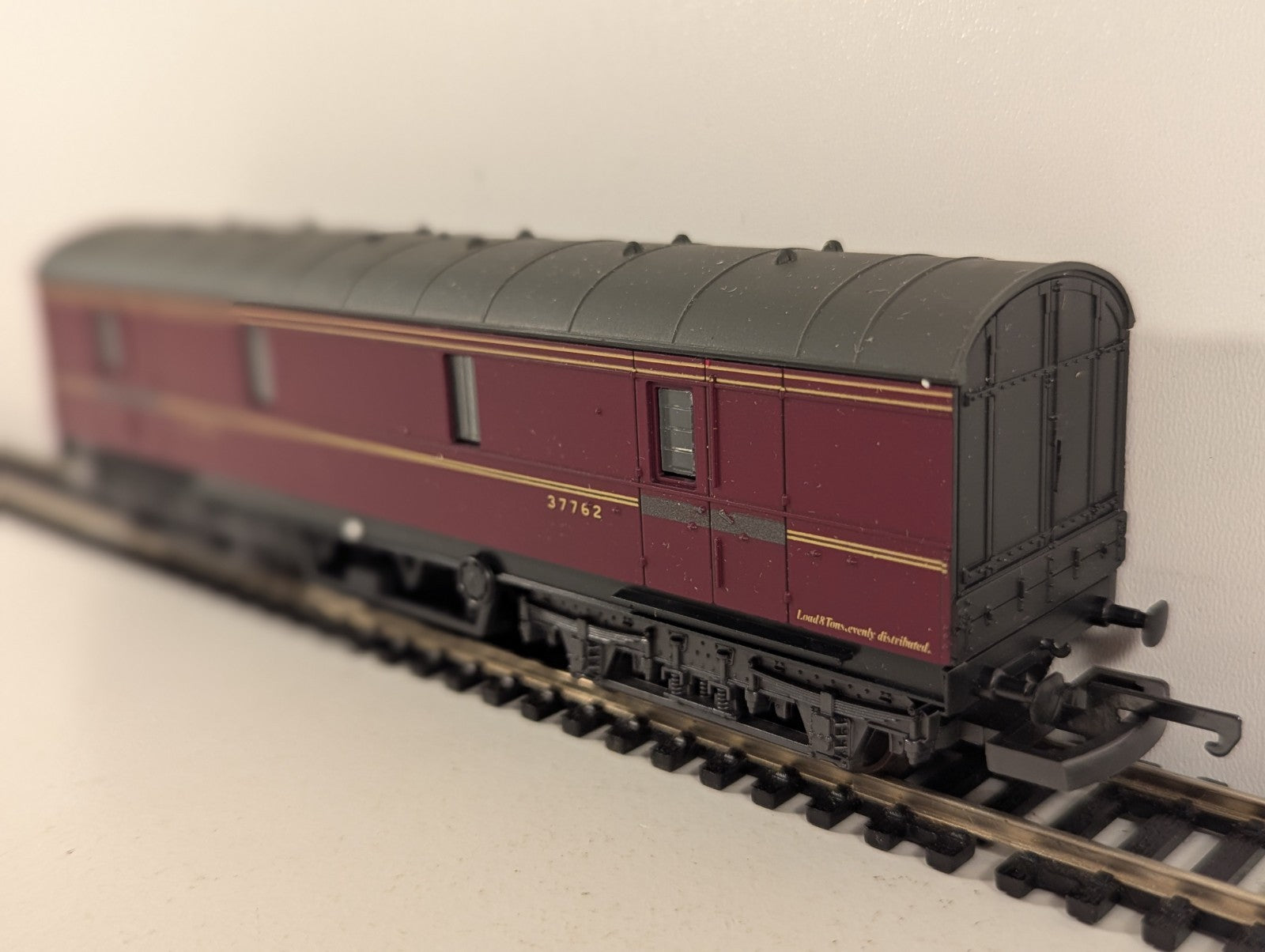 Lima 305358 LMS Maroon GUV Bogie Parcels Van OO Gauge Boxed