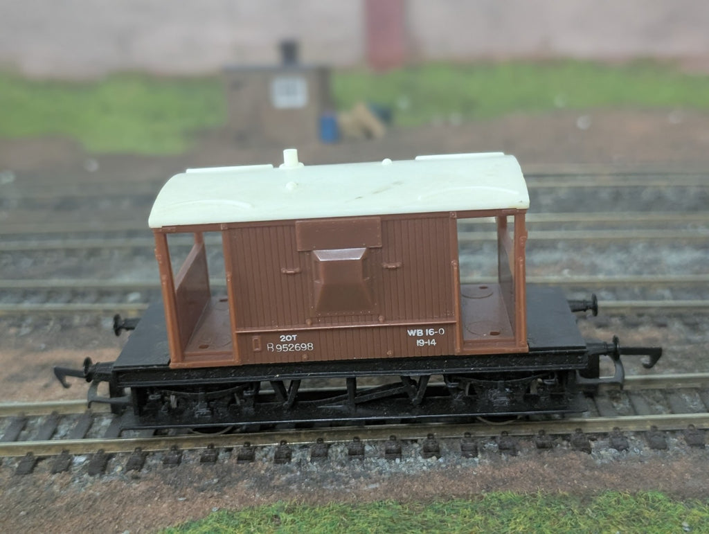 Tri-ang R16C B.R 20 Ton Brake Van B952698