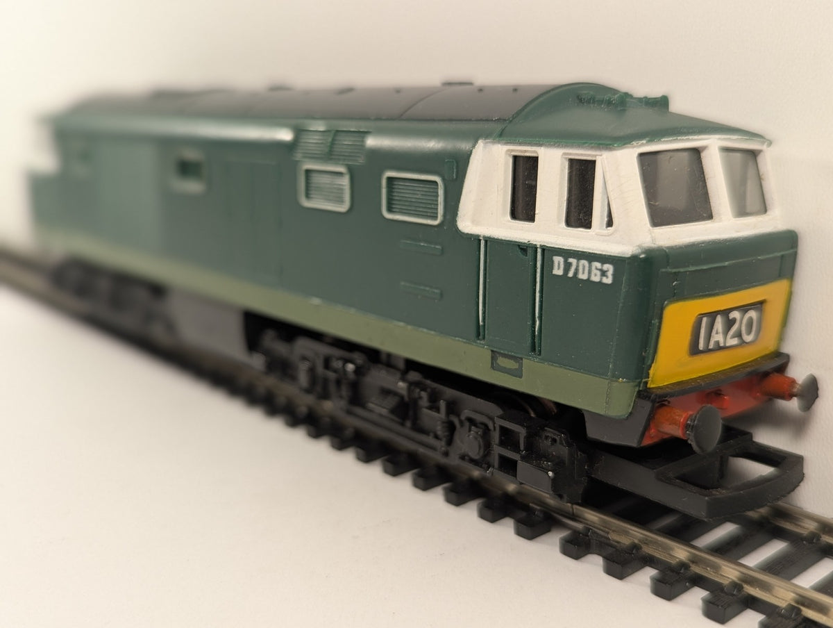 Hornby OO Gauge Class 35 Hymek Locomotive D7063 BR Green R.074