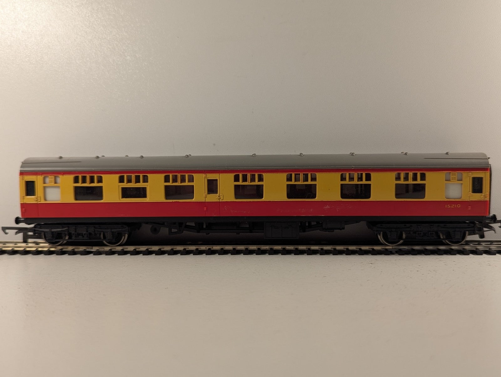 Hornby OO Gauge LMS Style Composite Coach Passenger Coach 15210