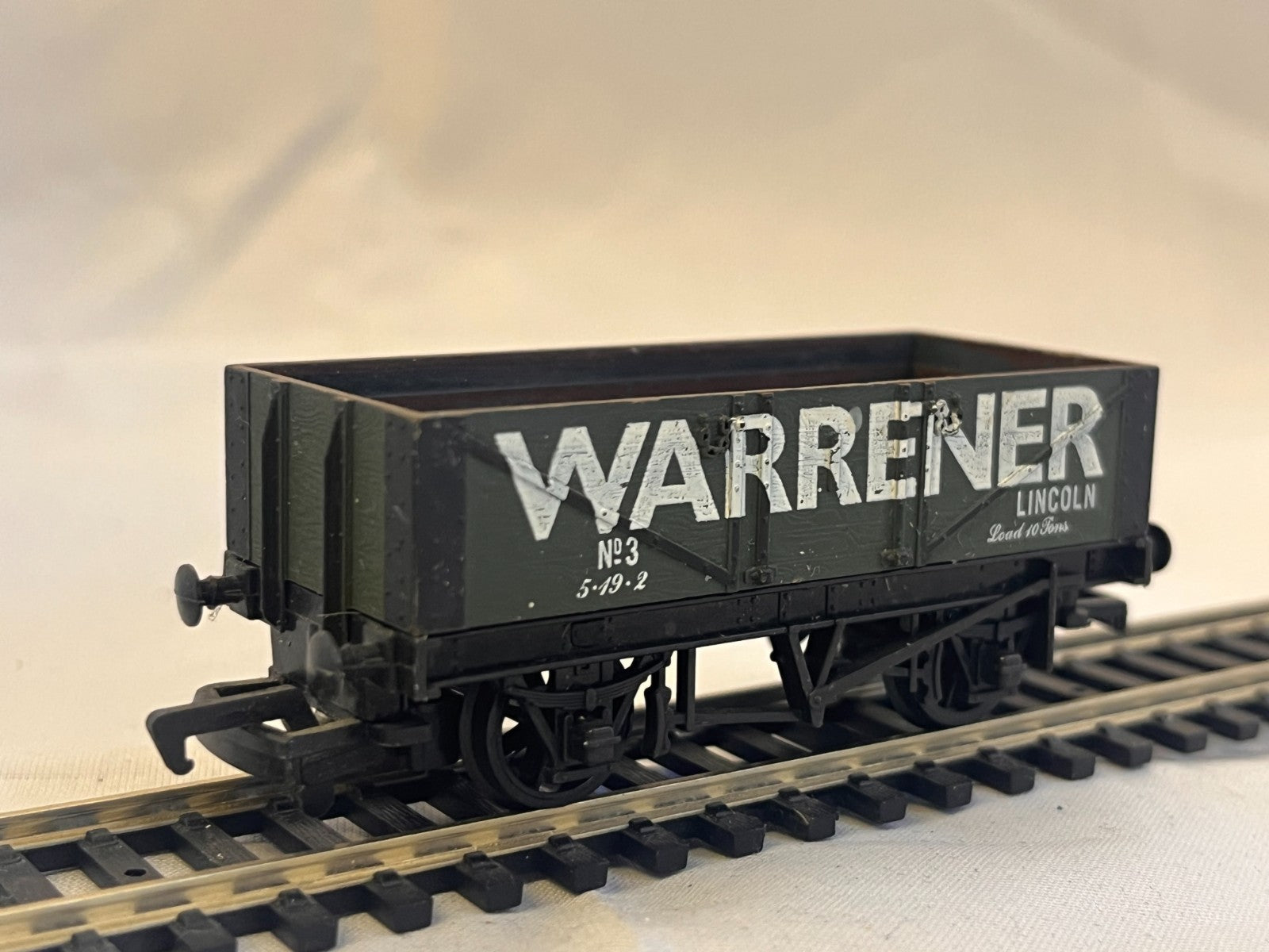 Mainline OO Gauge Warrener Lincoln 5 Plank Open Wagon Green