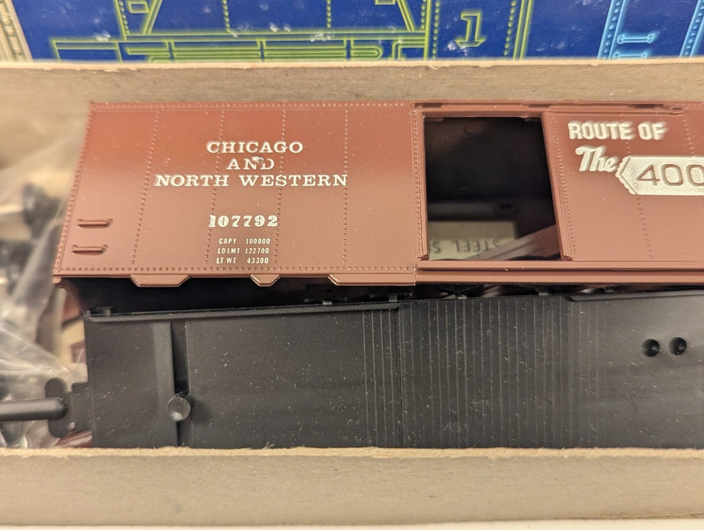 Roundhouse Products HO Gauge Chicago & North Western Box Car Kit boxed