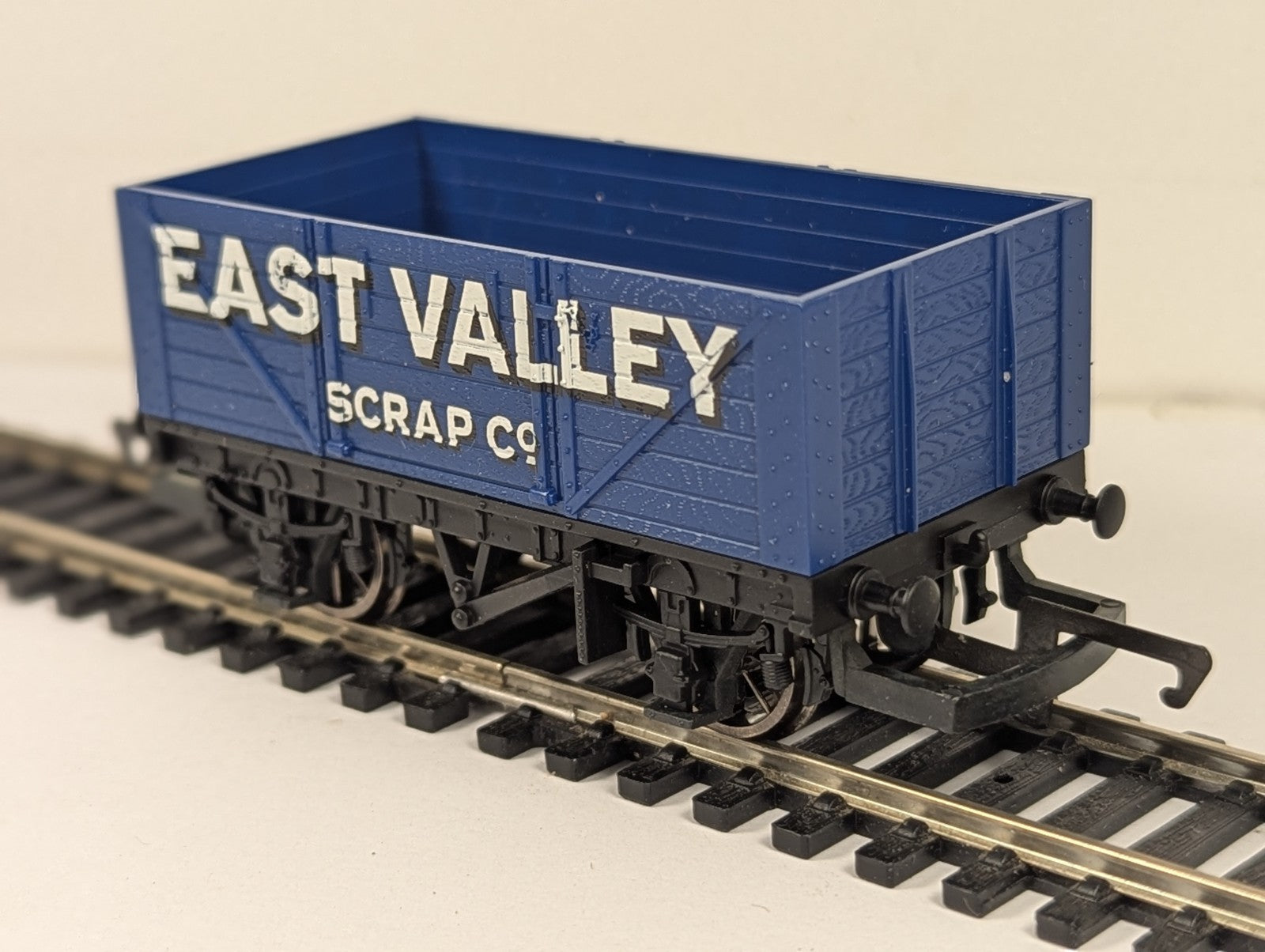 Hornb OO Gauge 7 Plank Open Wagon 'East Valley Scrap Co'