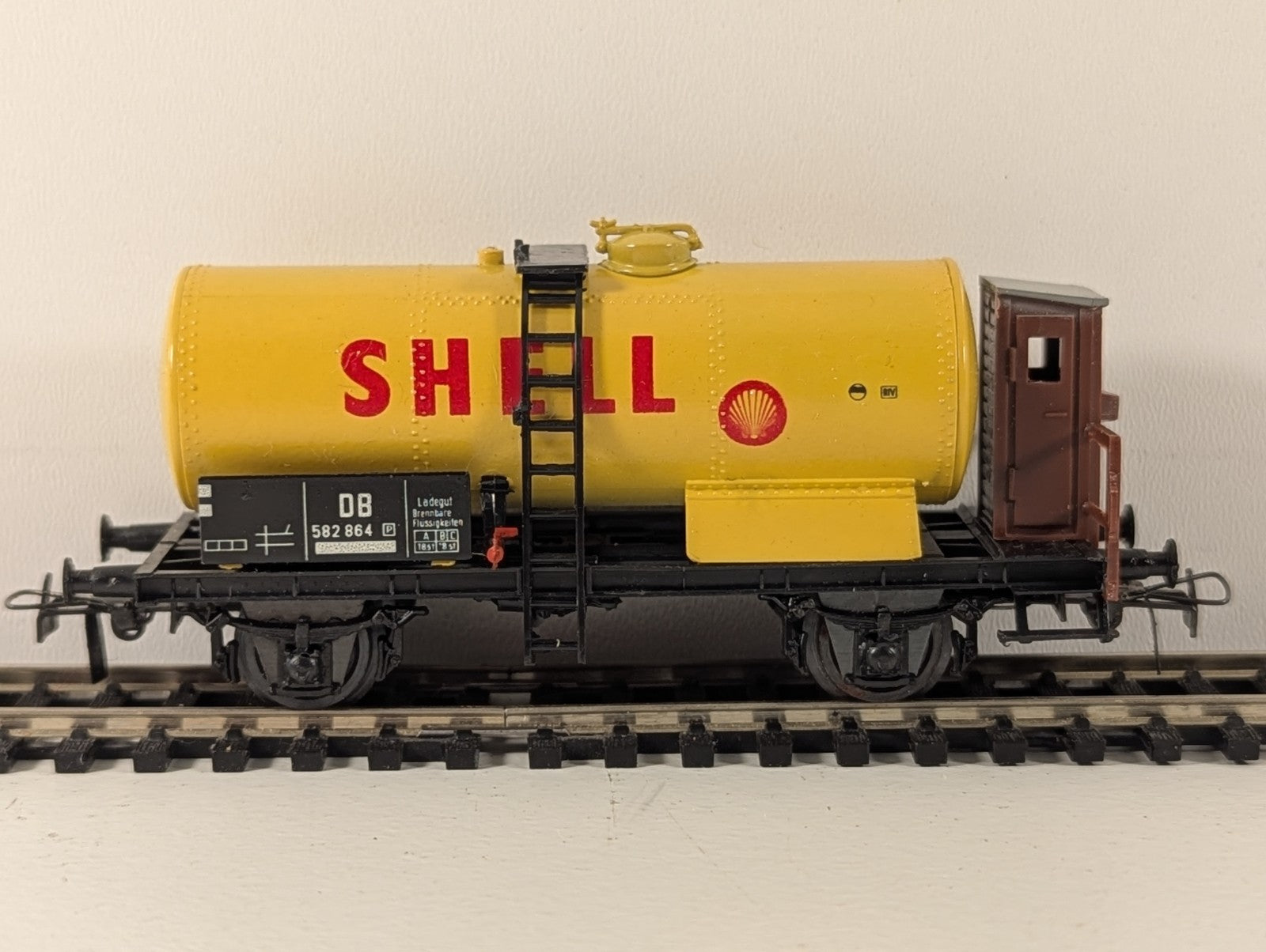 Schicht HO Gauge Shell Oil Tanker Wagon
