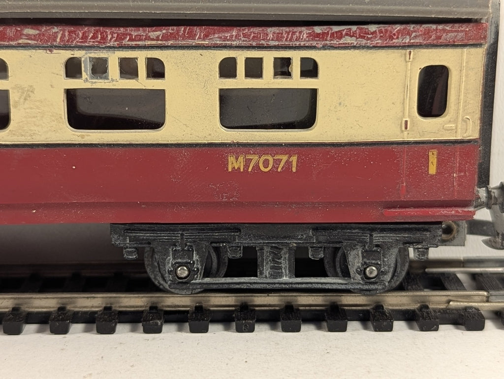 Tri-ang OO Gauge BR Mk1 Short Coach Passenger Coach M7071 BR Carmine and Cream
