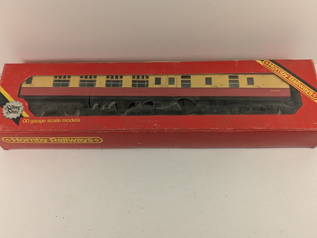 Hornby OO Gauge BR Composite Coach Passenger Coach 34100 BR Crimson and Cream