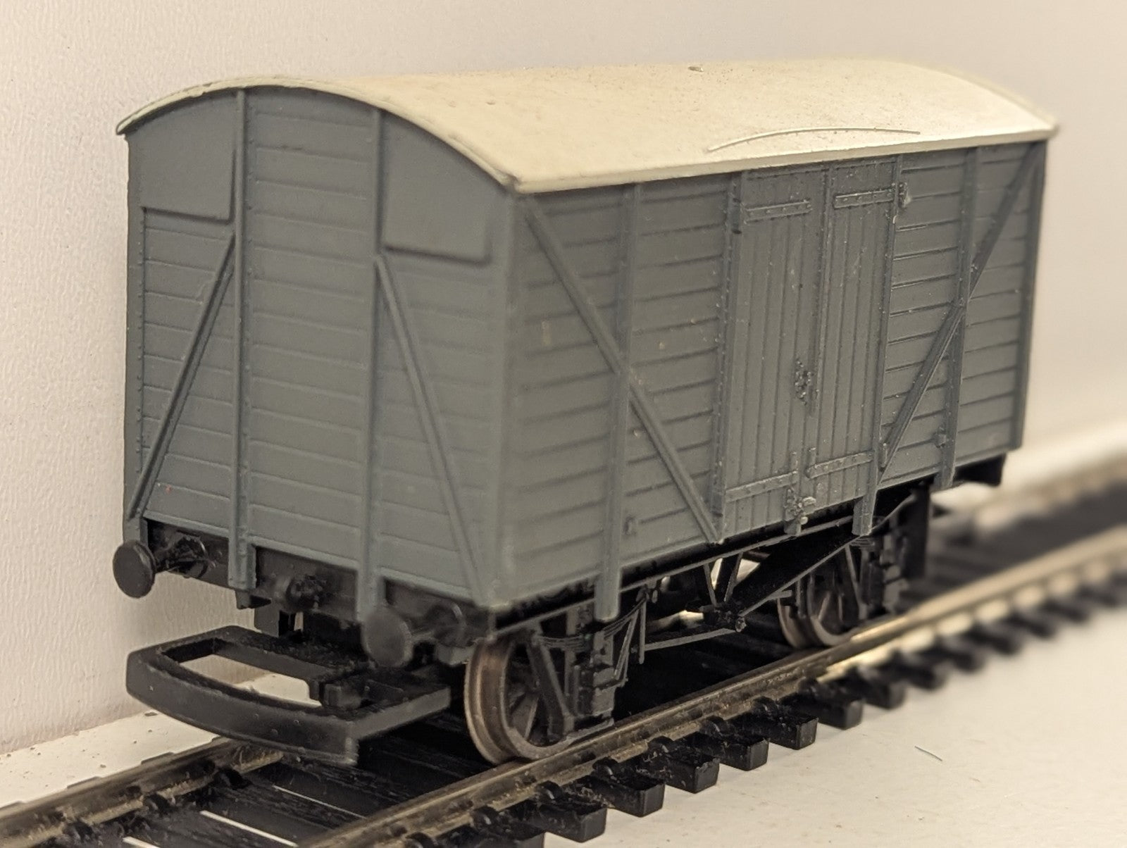 Hornby OO Gauge Ventilated Van Goods Wagon Plain Grey