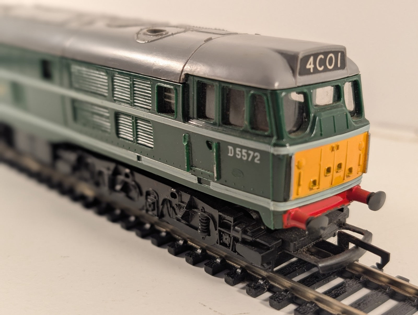Tri-ang Hornby R3572 OO Gauge BR Class 31 Diesel Locomotive D5572 Missing Buffer
