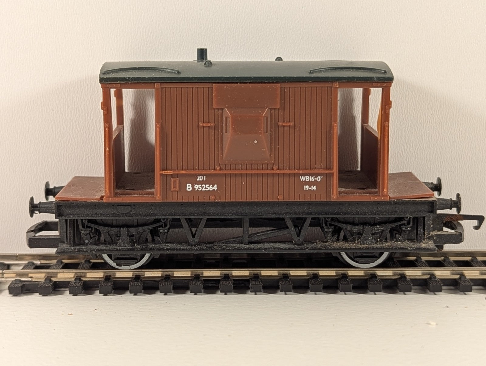 Hornby R1030 used BR Standard 20Ton Brake Van B808733 Brown Unboxed 00 Gauge