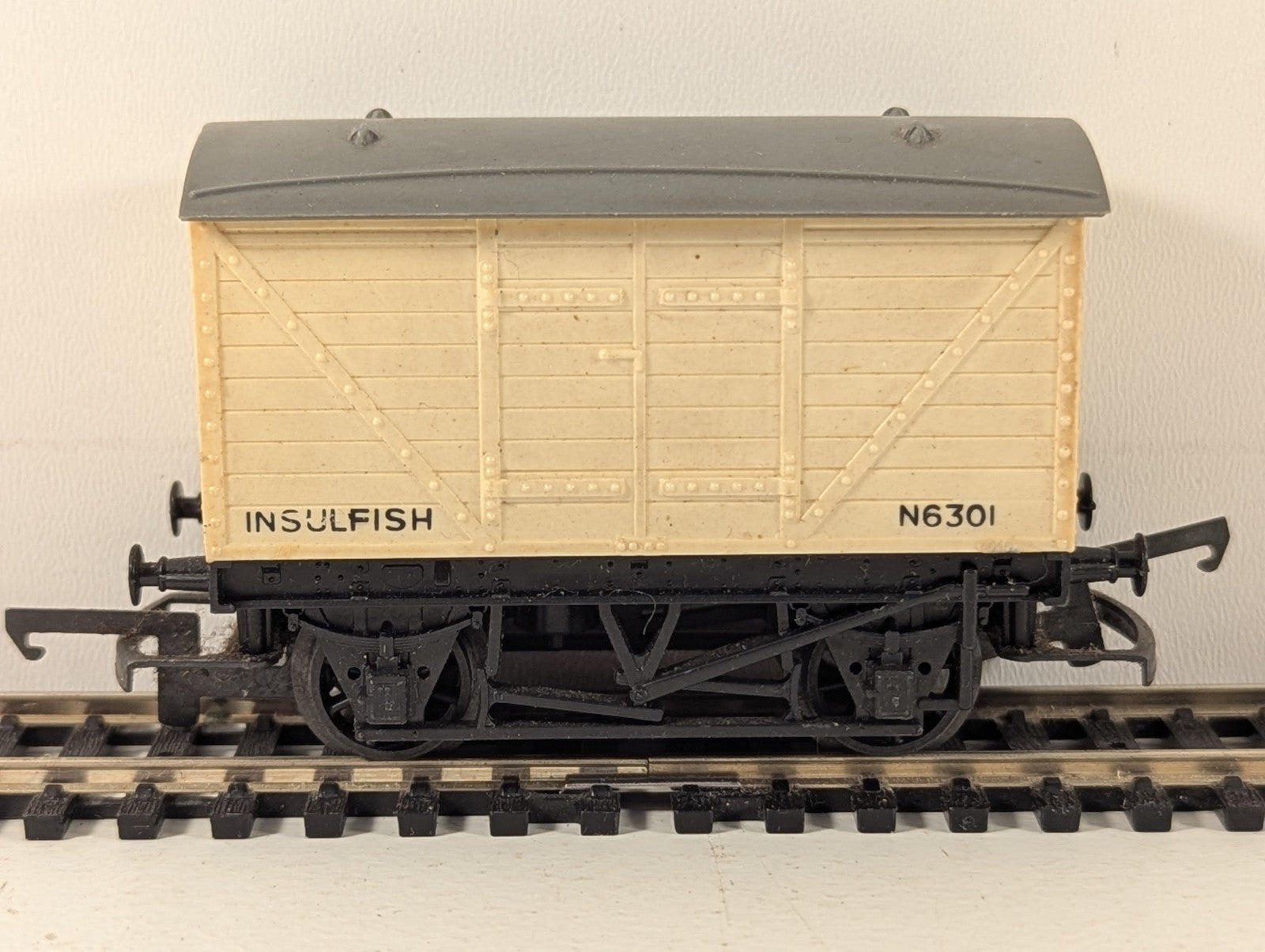 Tri-ang Railways R14 OO Gauge Insulfish Van N6301 Cream