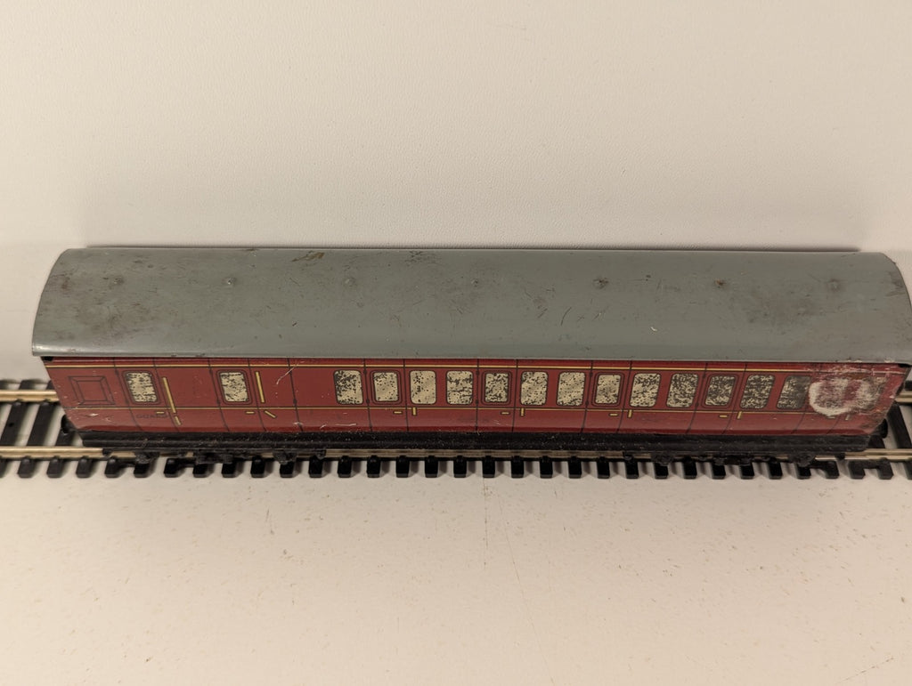Hornby OO Gauge Maroon Suburban Brake Coach