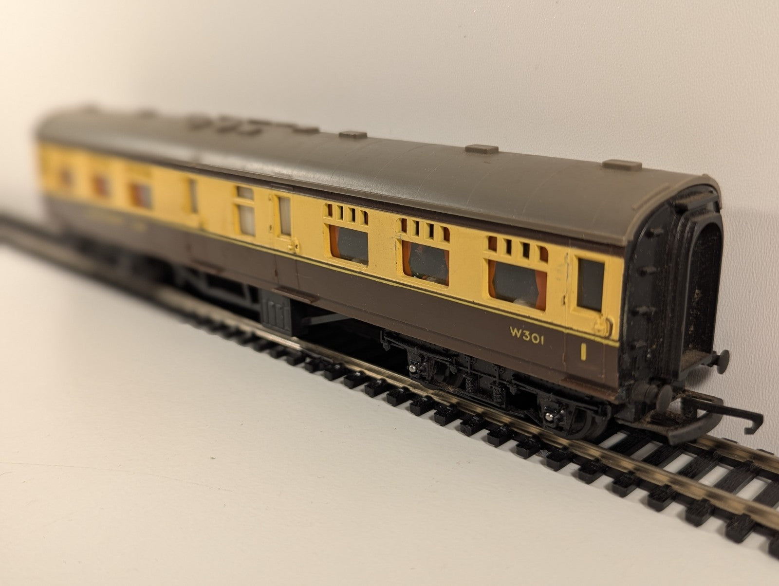 Tri-ang R331 OO Gauge W.R. Restaurant Car – No. W301