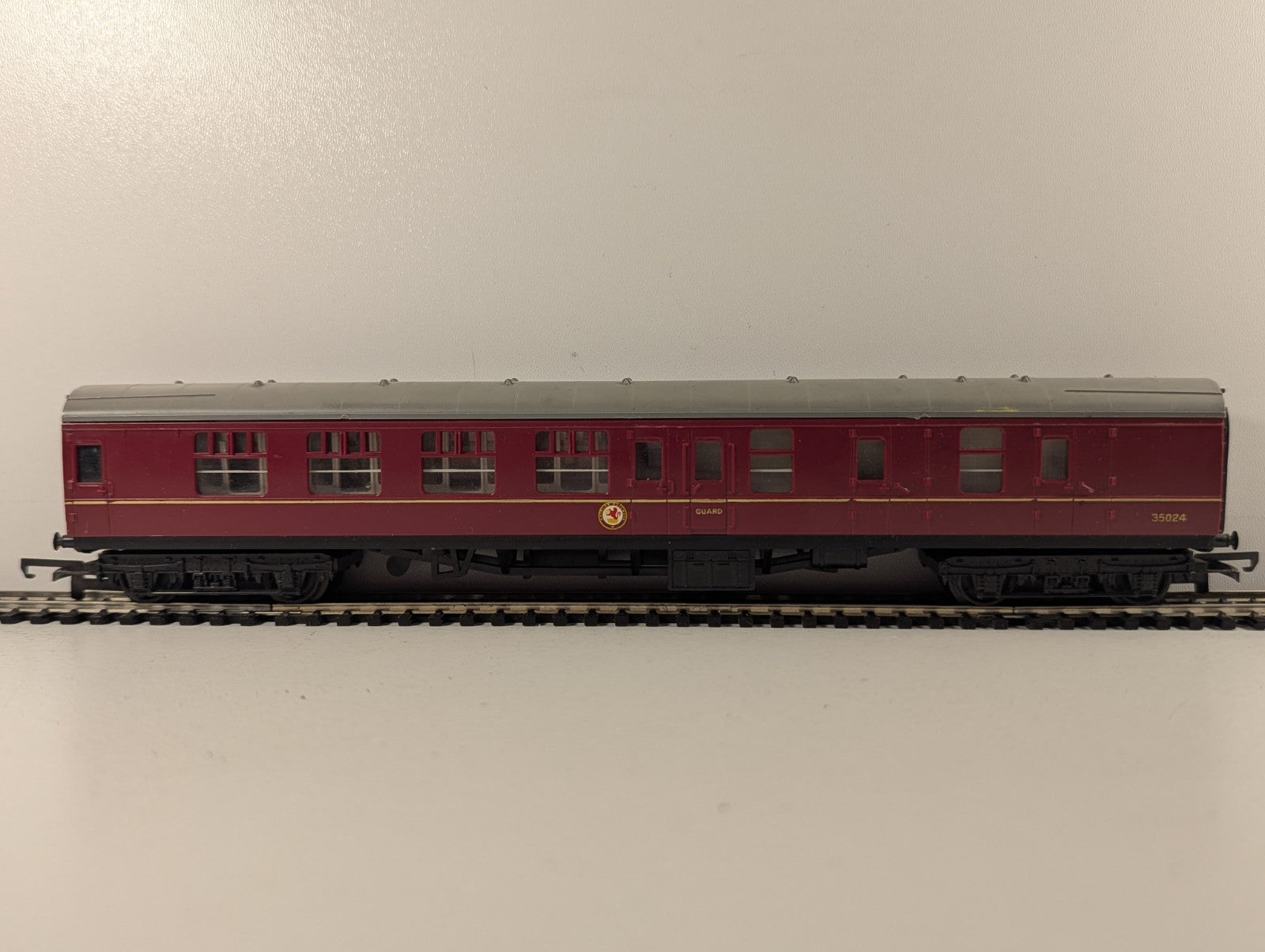 Tri-ang OO Gauge BR Mk1 Brake Second Corridor (BSK) Passenger Coach  35024