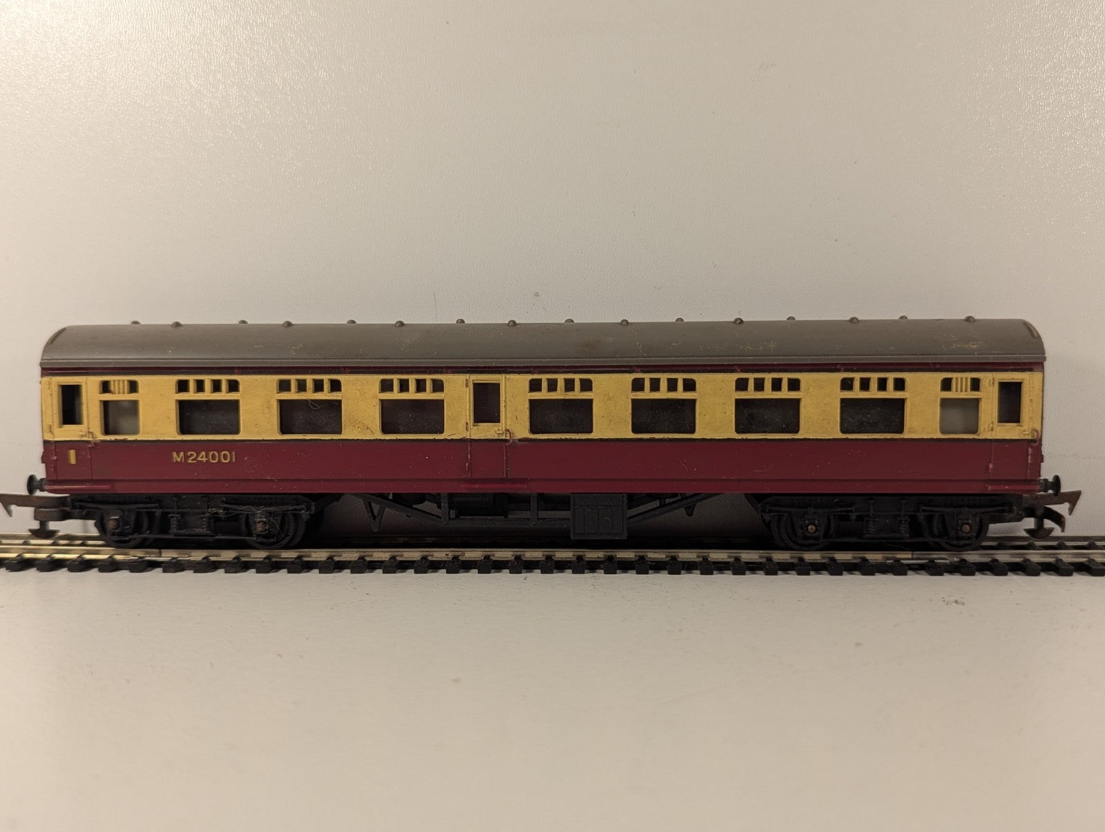 Tri-ang OO Gauge BR Mainline Composite Coach Passenger Coach M24001