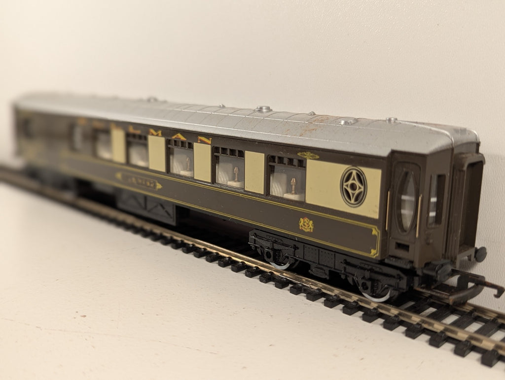 Hornby OO Gauge Pullman 3rd Class Parlour Brake Coach (Name Damaged)