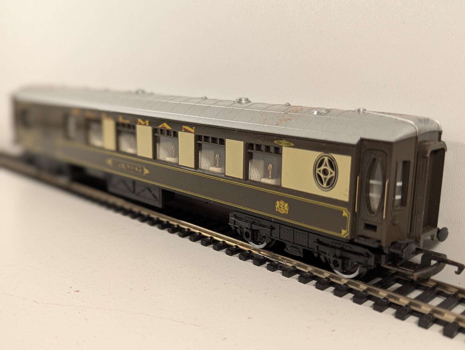 Hornby OO Gauge Pullman 3rd Class Parlour Brake Coach (Name Damaged)
