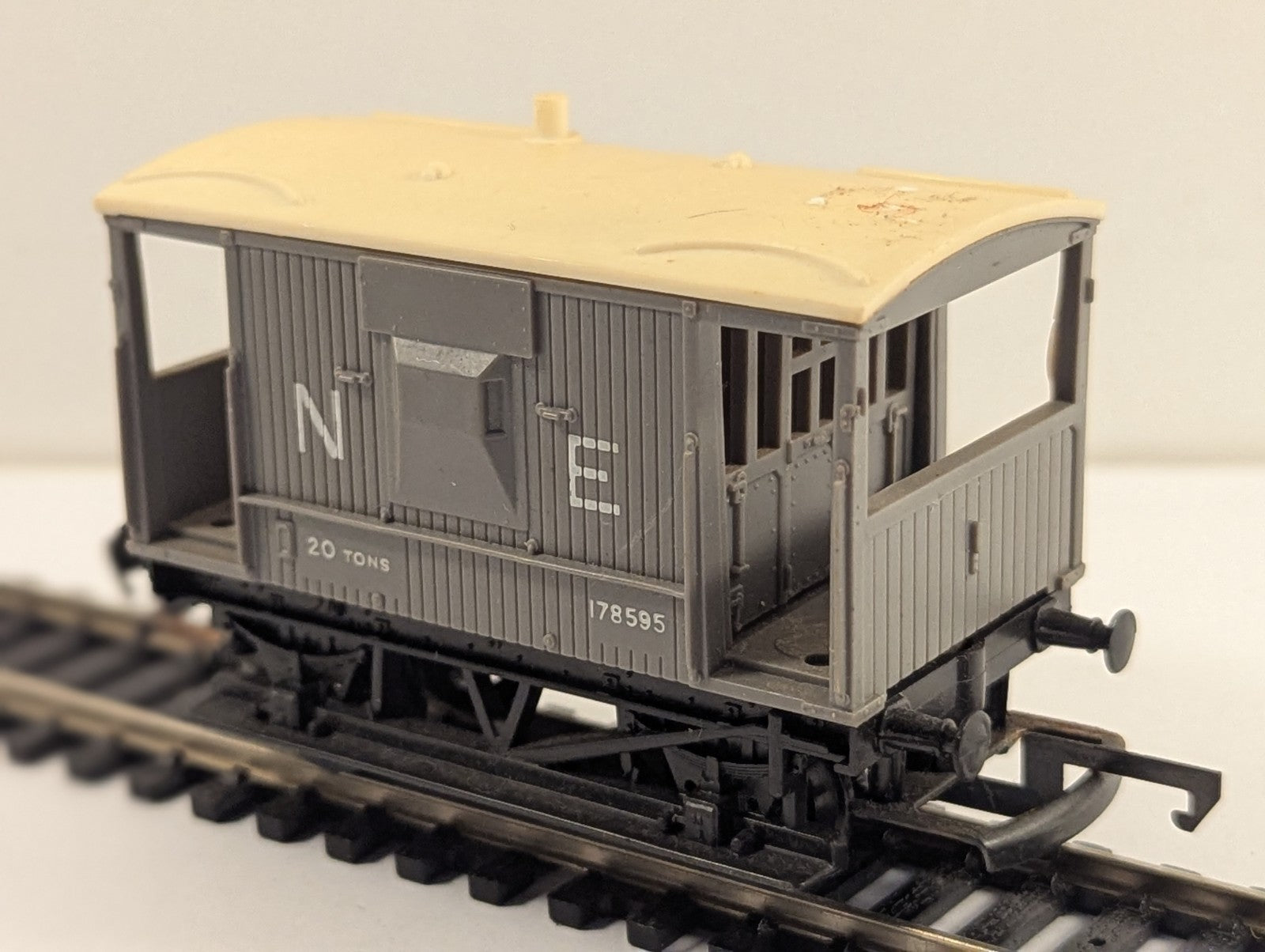 Hornby R124 OO Gauge LNER NE 20 Ton Brake Van 178595