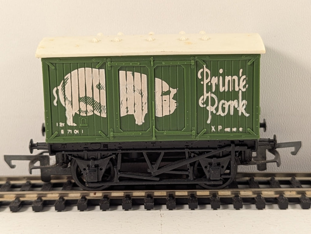 Hornby OO Gauge R216 Prime Pork Closed Van