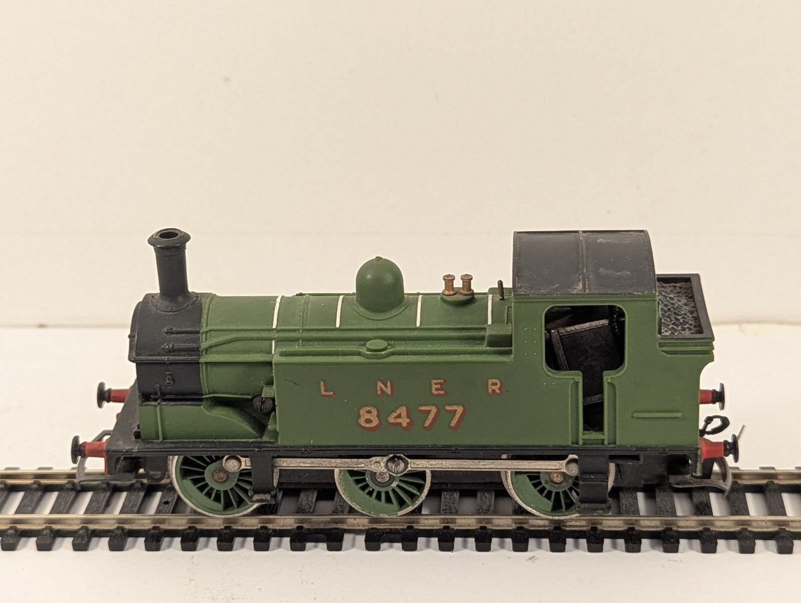 Hornby R252 LNER Class J83 0-6-0 Tank Locomotive No.8477  - Needs Attention