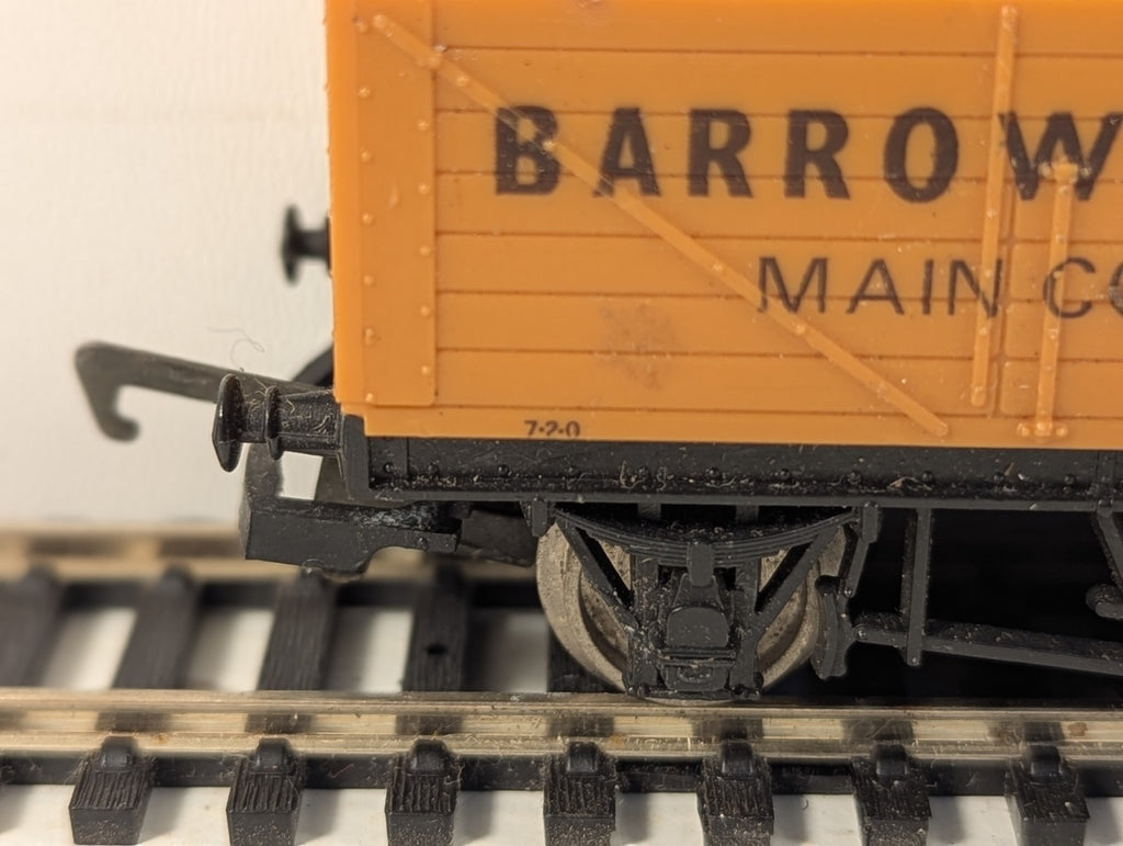 Lima OO Gauge 7-Plank Wagon Barrow Barnsley Goods Wagon
