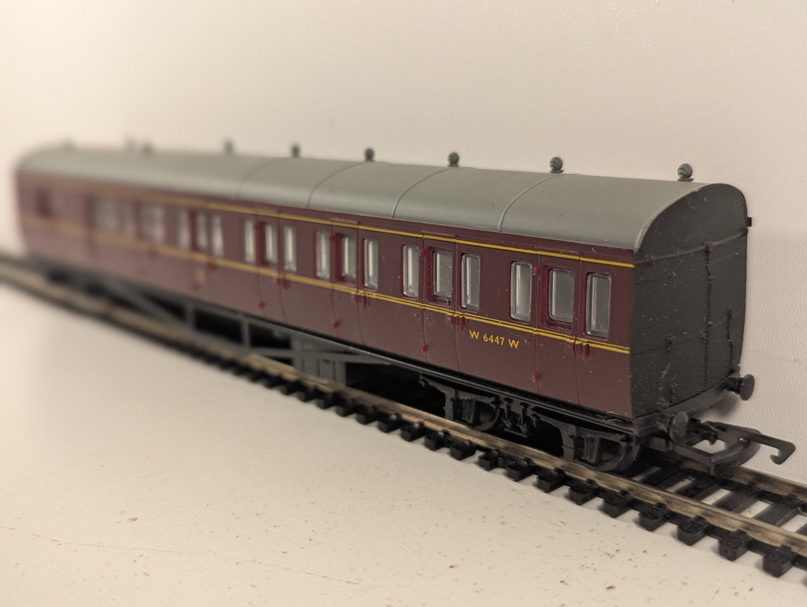 Mainline OO Gauge BR Maroon Collett Brake Composite Coach W6447W