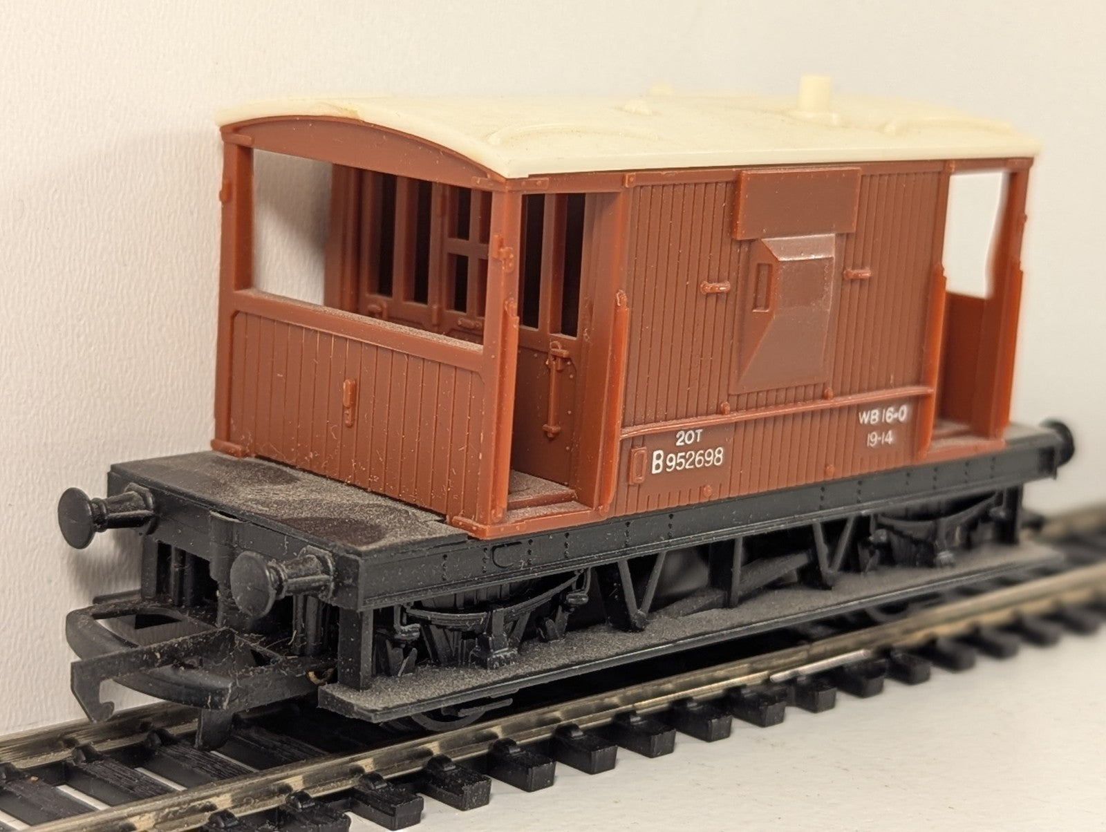 Hornby Railways R218 OO Gauge Brown BR Brake Van Boxed