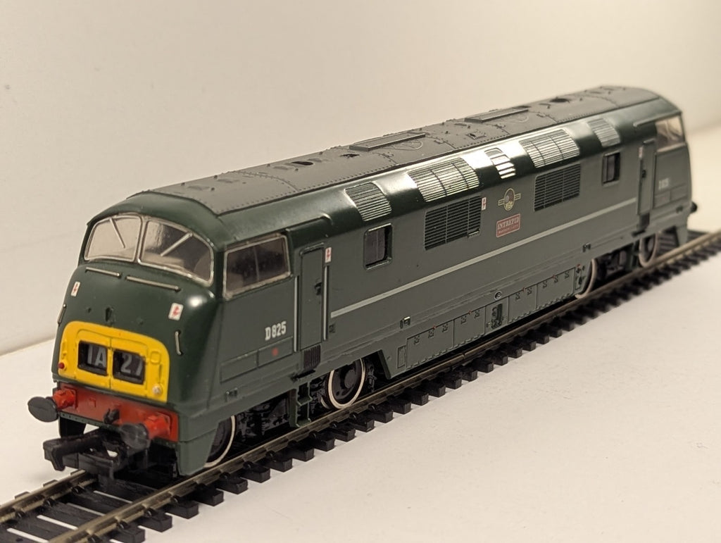 Mainline OO Gauge Class 42 Warship D825 'Intrepid' Diesel Locomotive
