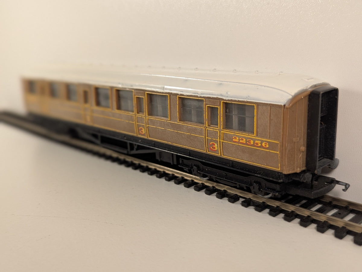 Hornby OO Gauge LNER Teak Composite Coach No. 22356 – Repainted Roof
