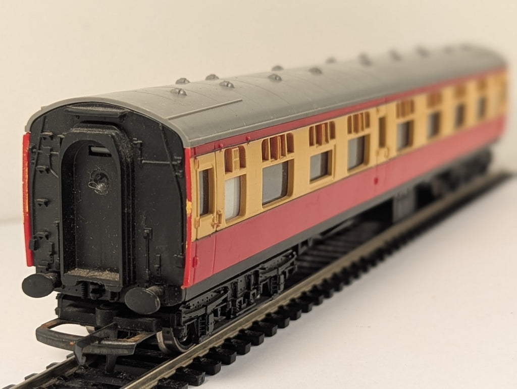 Tri-ang R626 BR Mk1 Composite Corridor Coach No. 15210 - Crimson & Cream