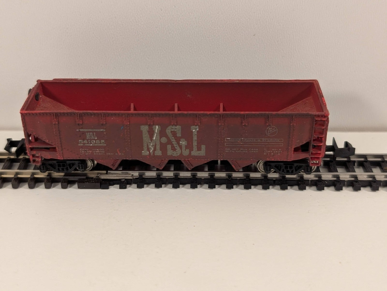 Bachmann Minneapolis & St. Louis (M.S.L.) 42' Quad Offset Hopper – N Scale