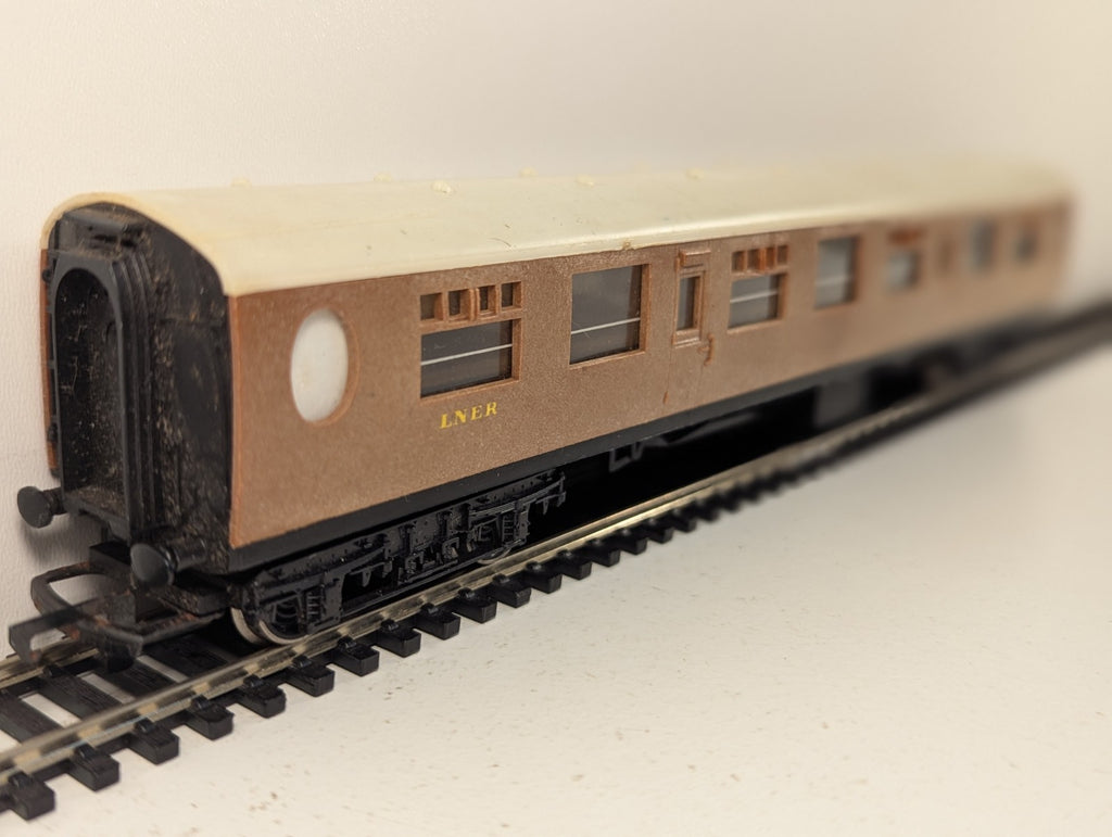 Hornby R745 OO Gauge LNER Corridor Full Third Coach
