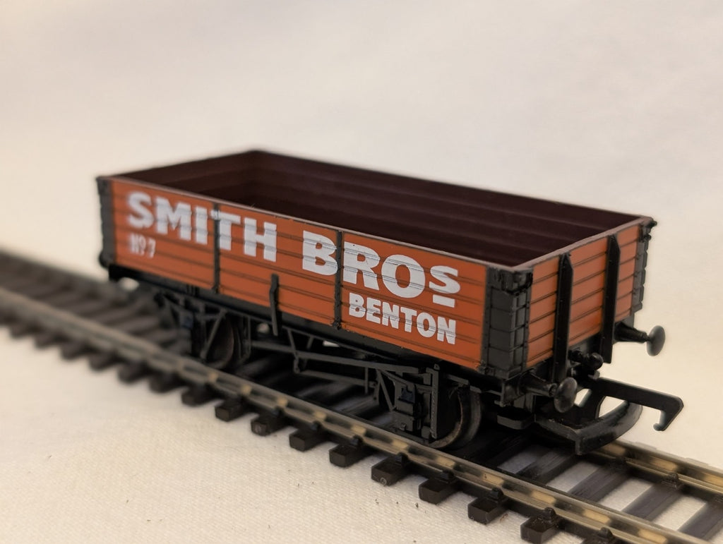 Hornby OO Gauge 7 Plank Wagon Smith Bros Benton Goods Wagon R6224