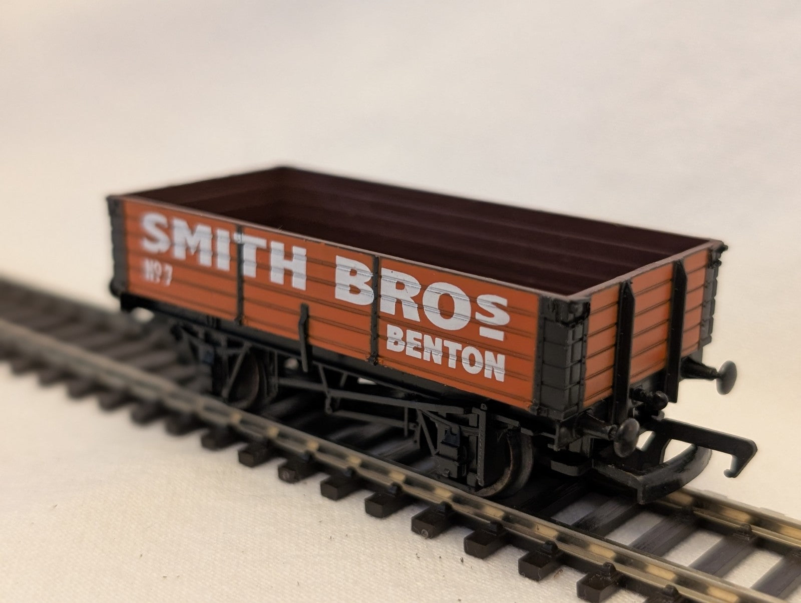 Hornby OO Gauge 7 Plank Wagon Smith Bros Benton Goods Wagon R6224