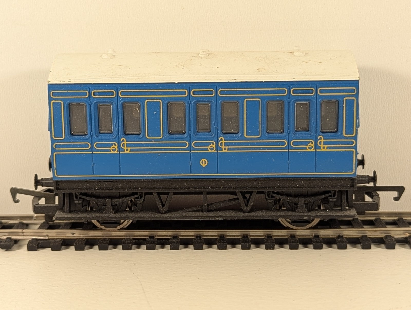 Hornby OO Gauge 4-Wheel Passenger Coach – Caledonian Railways Blue